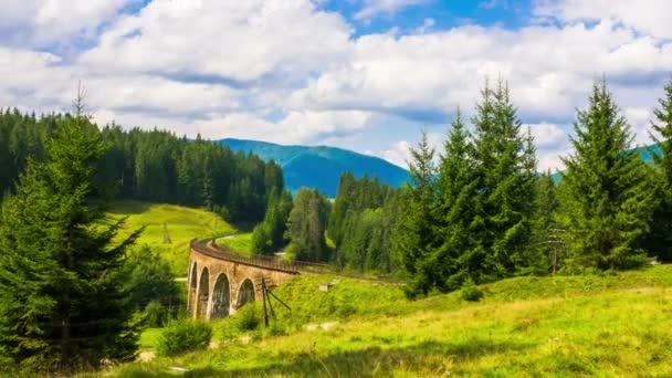 Décalage Temporel Paysage Montagneux Estival Avec Train Passant Viaduc Pont — Video