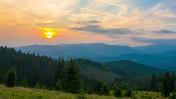 Der Bergwald Vor Dem Hintergrund Des Sonnenuntergangs Dramatischer Sonnenuntergang Zeitraffer — Stockvideo