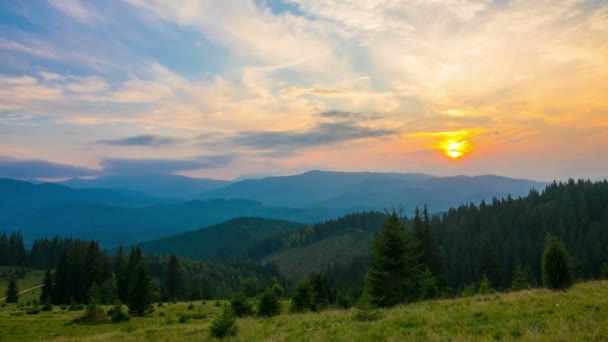 Bosque Montaña Fondo Puesta Del Sol Cielo Dramático Atardecer Cronograma — Vídeos de Stock