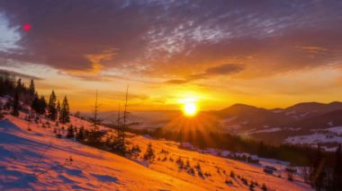 Kış dağ orman dramatik bulutlu gökyüzü arka plan üzerinde üzerinde gündoğumu. Timelapse.