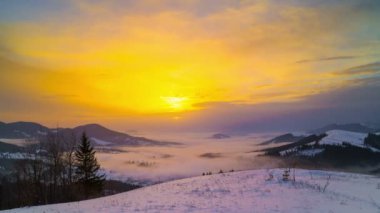 Kış dağlar orman dramatik bulutlu gökyüzü arka plan üzerinde Sisli sabah. Timelapse. 