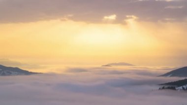 Kış dağ orman dramatik bulutlu gökyüzü arka plan üzerinde üzerinde gündoğumu. Timelapse.