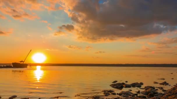 Odraz Západu Slunce Obloze Říční Vodě Lodí Pozadí Timelapse — Stock video