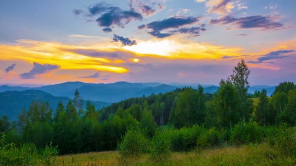 Bosque Montaña Fondo Puesta Del Sol Cielo Dramático Atardecer Cronograma — Vídeos de Stock