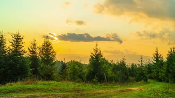 Berg Bos Achtergrond Van Zonsondergang Dramatische Avondrood Timelapse — Stockvideo