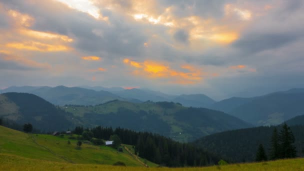 Der Bergwald Vor Dem Hintergrund Des Sonnenuntergangs Dramatischer Sonnenuntergang Zeitraffer — Stockvideo