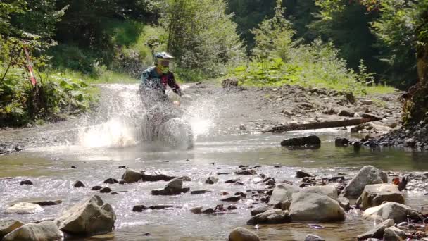 Enduro Μοτοσικλέτα Αναβάτη Σταυροί Ορεινό Ποτάμι Πιτσιλιές Του Νερού Και — Αρχείο Βίντεο