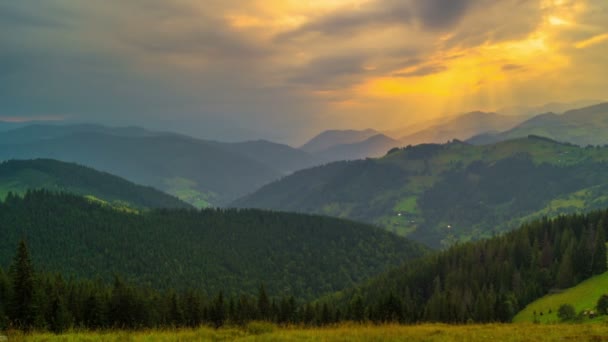 Berg Skogen Bakgrund Solnedgången Dramatisk Solnedgång Sky Timelapse — Stockvideo