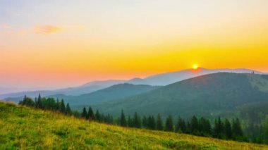 Sunset 'in arkasındaki Dağ Vadisi. Dramatik Günbatımı Gökyüzü. Zaman Uygulaması.