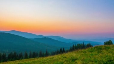 Sunset 'in arkasındaki Dağ Vadisi. Dramatik Günbatımı Gökyüzü. Zaman Uygulaması.