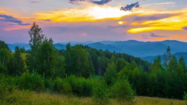 Dağ orman arka plan günbatımı üzerinde. Dramatik gökyüzü günbatımı. Timelapse.