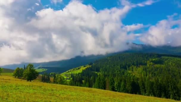 Fantastische Neblige Berglandschaft Mit Flauschigen Wolken Und Schatten Zeitraffer — Stockvideo