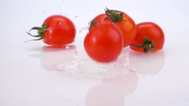 Several Ripe Tomatoes Falling Table Splashing Drops Slow Motion — Stock Video