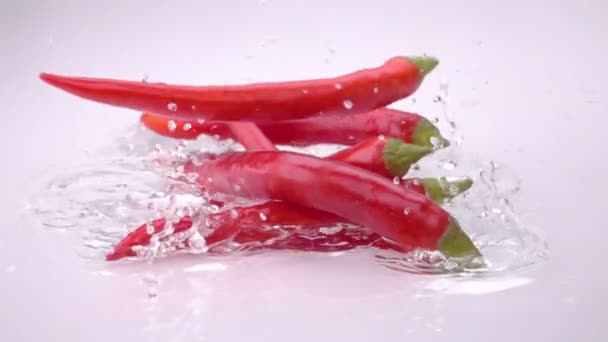 Roter Bitter Cayenne Fällt Auf Den Tisch Spritzende Tropfen Zeitlupe — Stockvideo