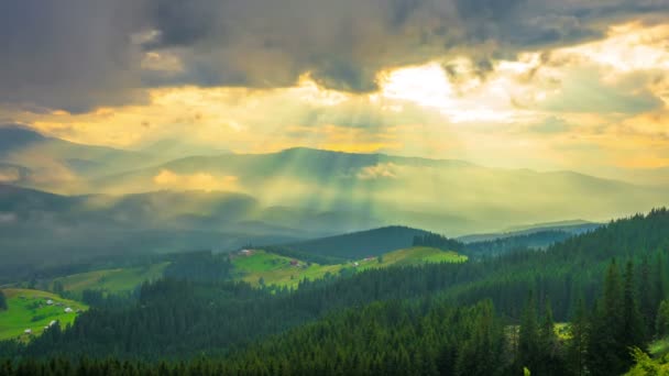 Der Bergwald Hintergrund Des Sonnenuntergangs Mit Sonnenstrahlen Dramatischer Sonnenuntergang Zeitraffer — Stockvideo