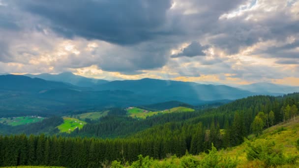 Der Bergwald Hintergrund Des Sonnenuntergangs Mit Sonnenstrahlen Dramatischer Sonnenuntergang Zeitraffer — Stockvideo