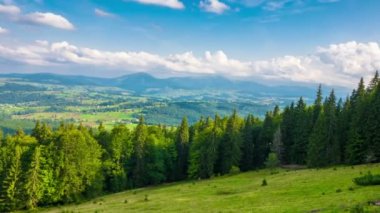 Fast Fluffy Bulutları ve Gölgeleri ile Fantastik Dağ Manzarası. Zaman Uygulaması. 