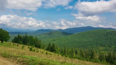 Fast Fluffy Bulutları ve Gölgeleri olan fantastik Sisli Dağ manzarası. Zaman Uygulaması.
