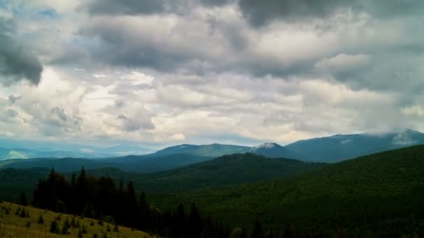 Fantastische Neblige Berglandschaft Mit Flauschigen Wolken Und Schatten Zeitraffer — Stockvideo