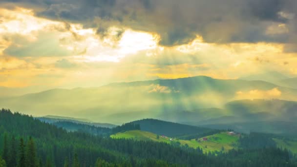 Der Bergwald Hintergrund Des Sonnenuntergangs Mit Sonnenstrahlen Dramatischer Sonnenuntergang Zeitraffer — Stockvideo