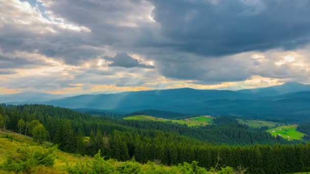 Bosque Montaña Fondo Puesta Sol Con Rayos Sol Cielo Dramático — Vídeos de Stock