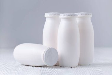 içki yoğurt gri arka plan üzerinde plastik şişelerde