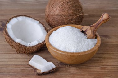 Hindistan cevizi pul kahverengi ahşap zemin üzerinde bir kasede