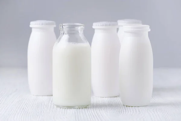 Botellas de yogur de bebida, vidrio y plástico —  Fotos de Stock