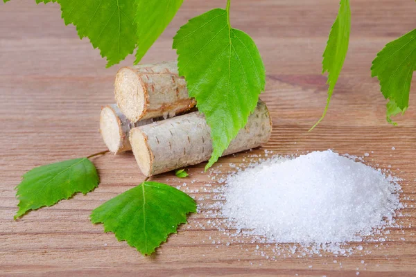 Sugar substitute xylitol, heap of birch sugar, liefs and wood — Stock Photo, Image