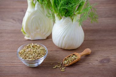 rezene ampul ve tohum bir kepçe ve ahşap arka plan üzerinde kase