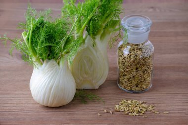 rezene ampul ve ahşap arka plan üzerinde bir cam kavanoza tohum