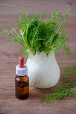 rezene esans ve ampul ahşap arka plan üzerinde