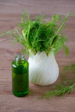 rezene esans bir yeşil cam şişe ve ampul ahşap arka plan üzerinde