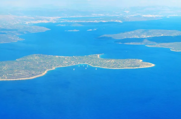 Vue aérienne du paysage marin croate, île et mer adriatique au-dessus — Photo