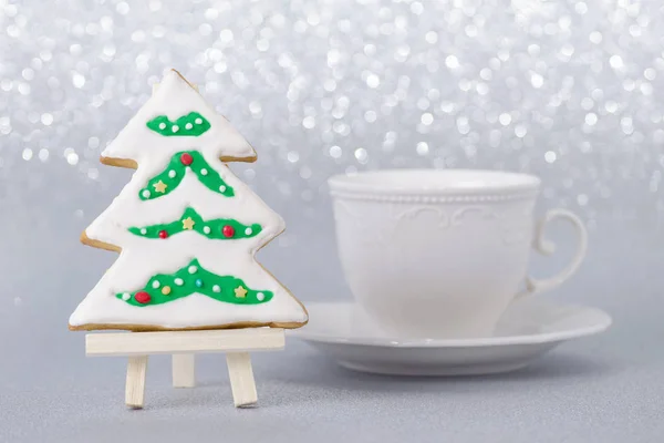 Christmas card with handmade gingerbread tree and a cup of coffee — Stock Photo, Image