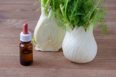 rezene esans ve kahverengi ahşap zemin üzerinde ampul