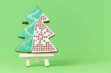 Ev yapımı Noel ağacı gingerbread yeşil arka plan üzerinde kopya alanı ile