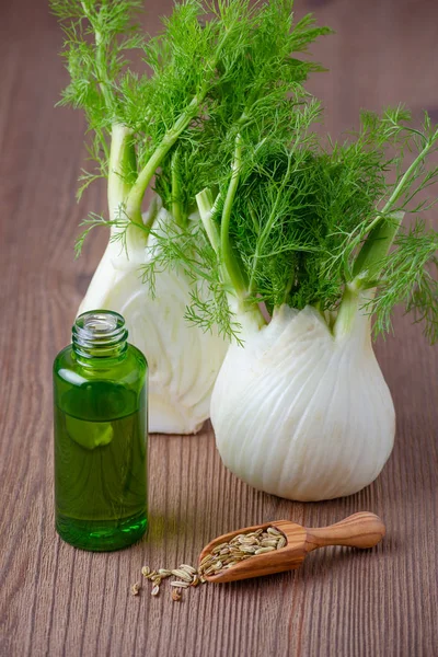 koyu ahşap rezene esans, ampul ve tohum, seçici odak