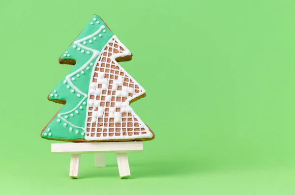 Árbol de Navidad casero pan de jengibre con espacio de copia sobre fondo verde — Foto de Stock