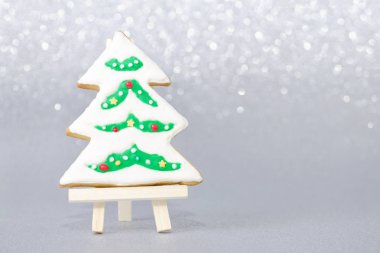 Noel kartı ile el yapımı gingerbread ağaç ve bokeh