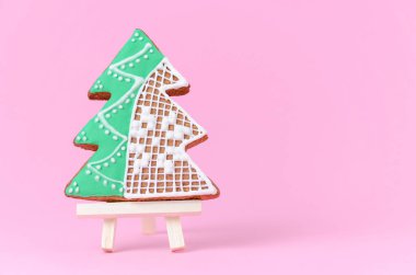 Ev yapımı Noel ağacı gingerbread pembe bir arka plan üzerinde kopya alanı ile