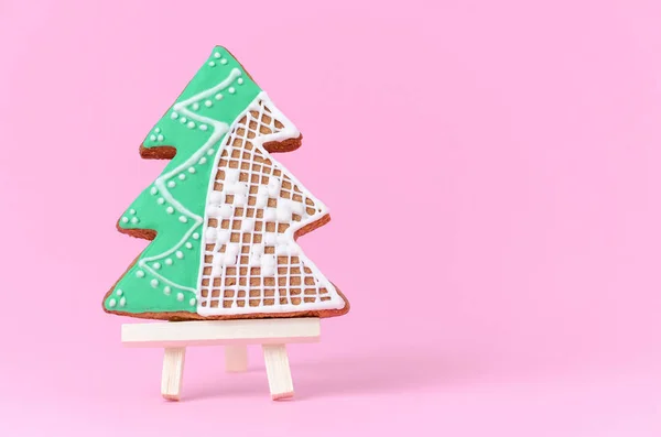 Pan de jengibre casero árbol de Navidad con espacio de copia sobre fondo rosa — Foto de Stock