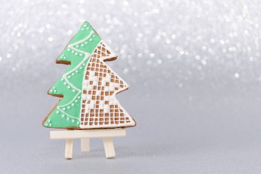 El yapımı gingerbread Noel ağacı bokeh ile gri arka plan üzerinde