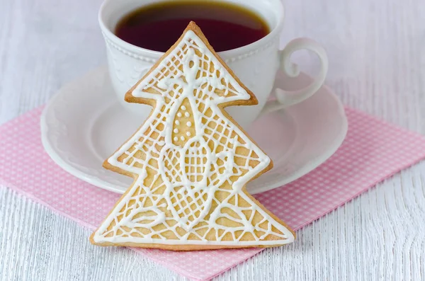 Christmas tree gingerbread with coffe cup on wooden table with pink napkin — Stock Photo, Image