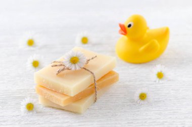 El yapımı doğal bebek soap papatya çiçeği ve bir ördek oyuncak ile