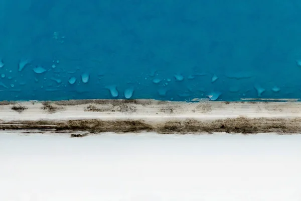 küflü banyo su ile mavi çini portre üzerinde damla