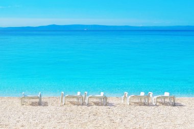 Beach lounge ve Adriyatik Denizi'nin güzel deniz manzarası