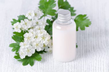 taze çiçekler, seçici odak kozmetik bir şişeyle