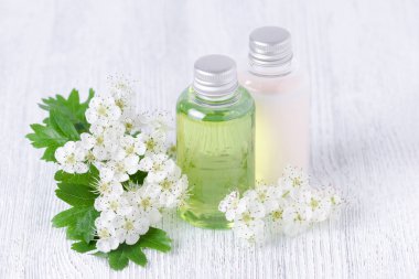taze çiçekler, beyaz ve yeşil ile doğal kozmetik şişeler