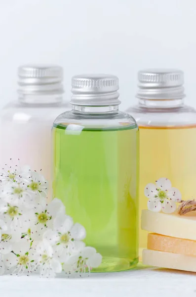 Натуральные косметические бутылки и мыльный бар со свежими цветами — стоковое фото